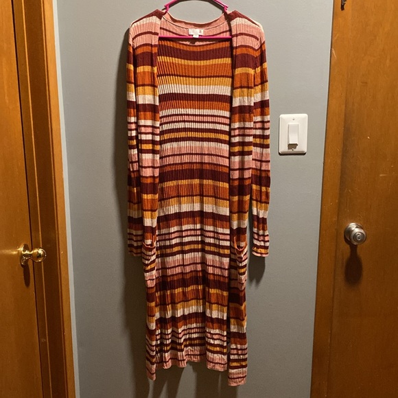 NWOT WOMANS LONG CARDIGAN SIZE MEDIUM! SMOKE FREE HOME! - Picture 2 of 5